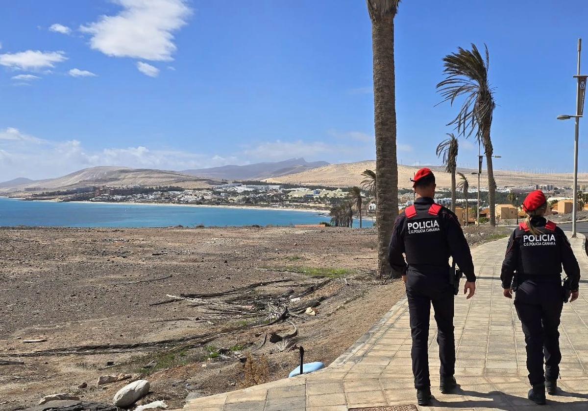 Dos agentes de la Policía Canaria en Cañada del Río, en el municipio de Pájara.