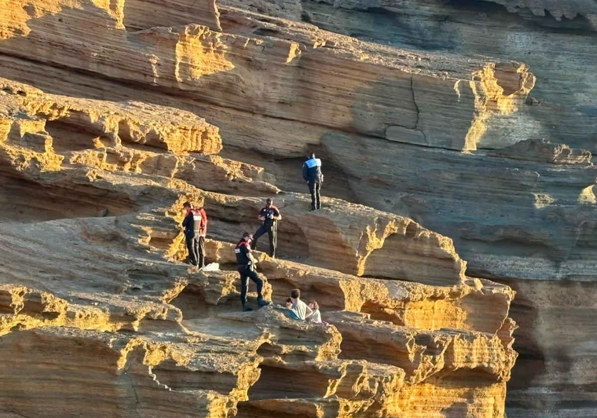 Imagen de los agentes desalojando a varias personas en Montaña Amarilla.