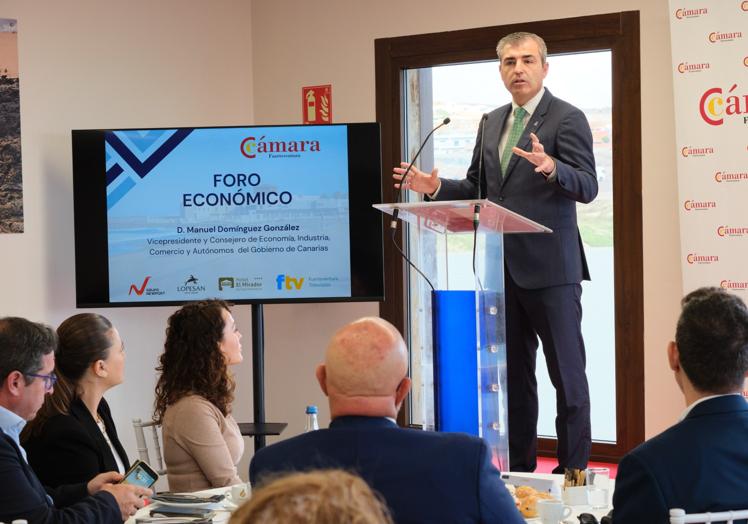 Arriba, Domínguez durante su intervención; abajo, Newport, Rodríguez Marichal y el vicepresidente canario.