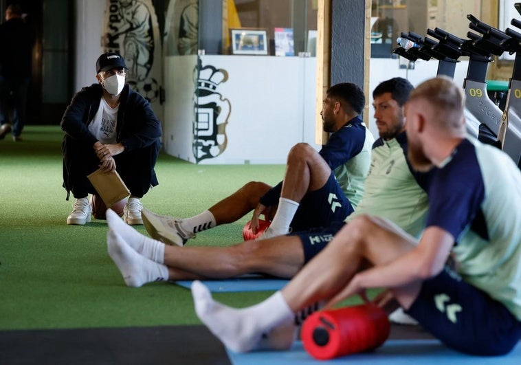 Kirian hablando con Álex Suárez, McKenna y McBurnie.