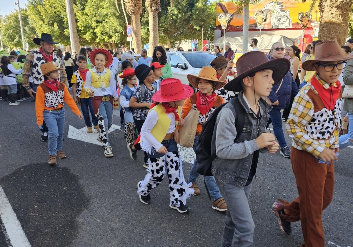 Los carnavaleros más pequeños, en el desfile de los colegios del municipio de Antigua del año pasado.