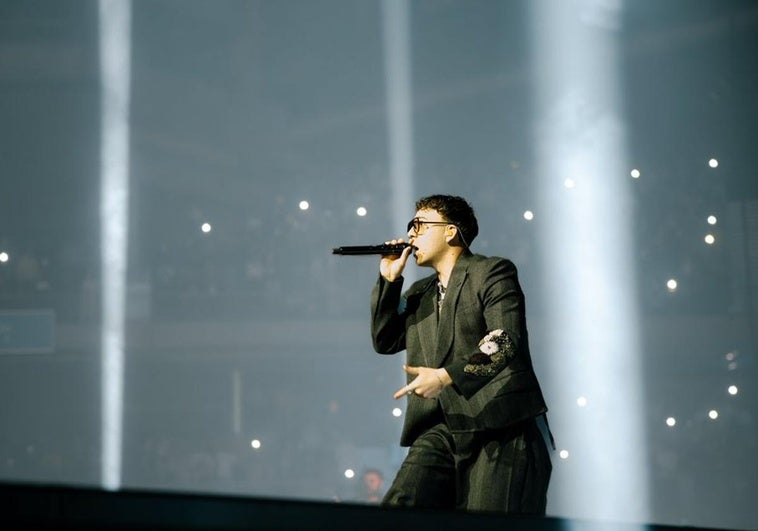 Quevedo cantando sobre el escenario del Movistar Arena.