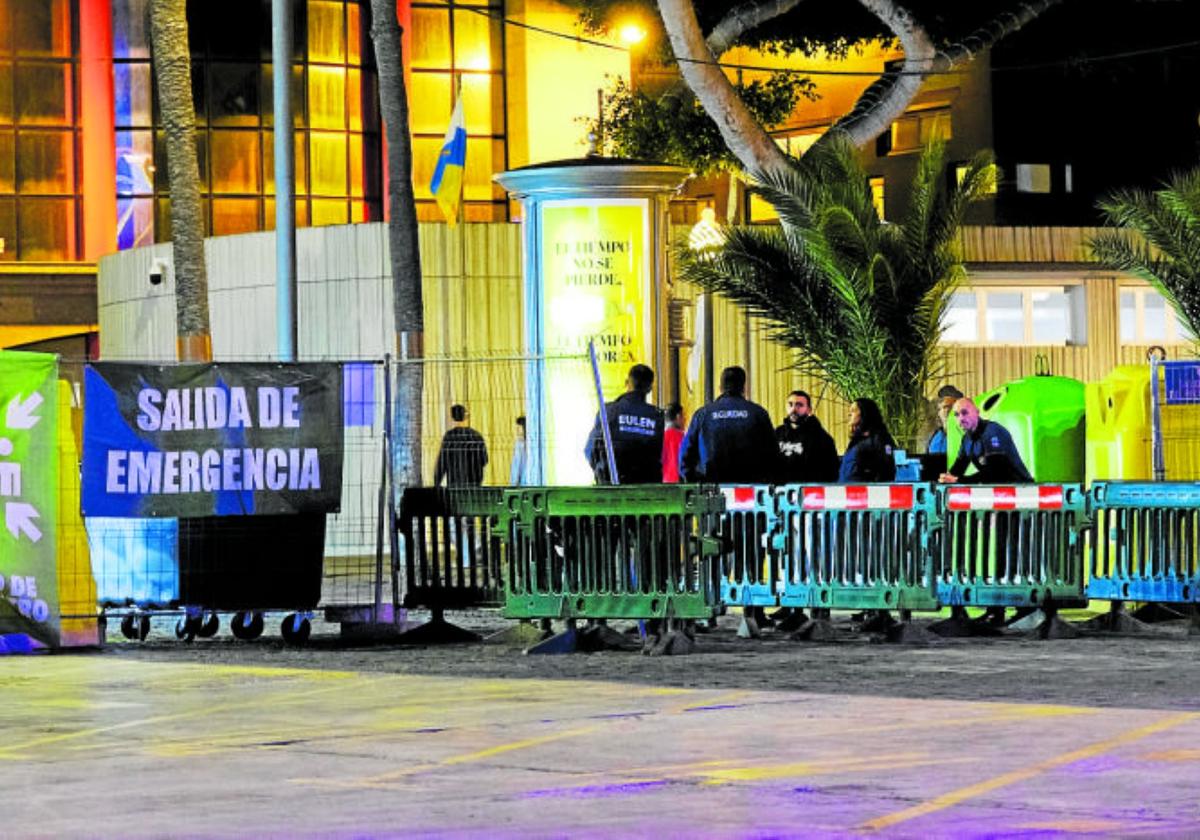 Despliegue de efectivos de seguridad privada en el recinto del carnaval de Las Palmas de Gran Canaria.