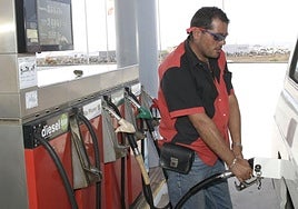 Imagen de un operario en una gasolinera de Canarias.