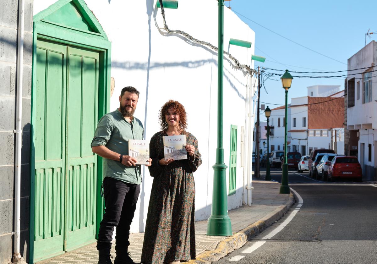 Verónica Estupiñán y Derque Castellano, del equipo Tebite, en la hoy calle Virgen de Antigua, la más vieja del pueblo de Antigua.