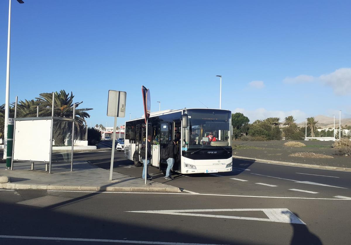 Guagua interurbana en el aeropuerto.