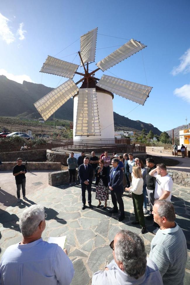 Vista exterior del molino y del acto de su inauguración.