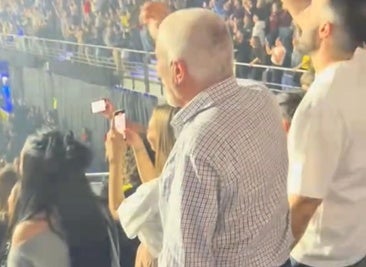 Quevedo trasciende generaciones: un abuelo se hace viral en Tik Tok bailando en su concierto