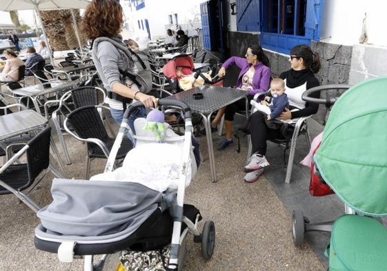 Foto de archivo de madres con sus bebés en Arrecife.