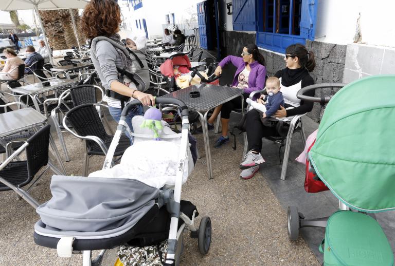 Foto de archivo de madres con sus bebés en Arrecife.