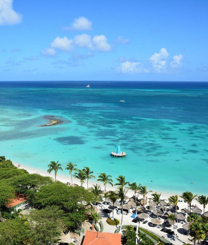 Imagen secundaria 2 - Arriba, imagen de la playa de Elafonisi (Creta), rankeada en primera posición según TripAdvisor. Abajo, a la izquierda, instantánea de Banana Beach (Tailandia) y a la derecha, Eagle Beach (Aruba). 