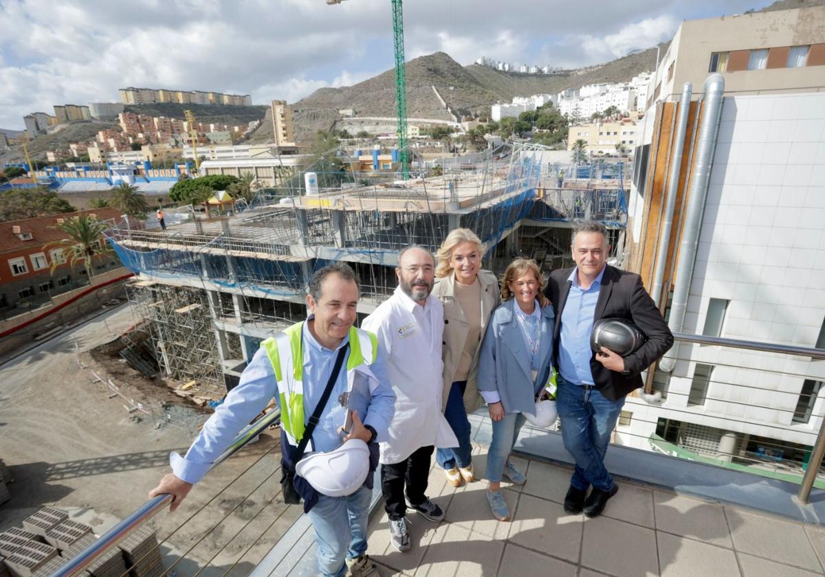 El gerente del Chuimi, José Blanco (2i) y la consejera Esther Monzón (c), con los responsables de la obra, Javier Pérez (d), Cristina Torres(2i) y Alberto Jiménez (i).