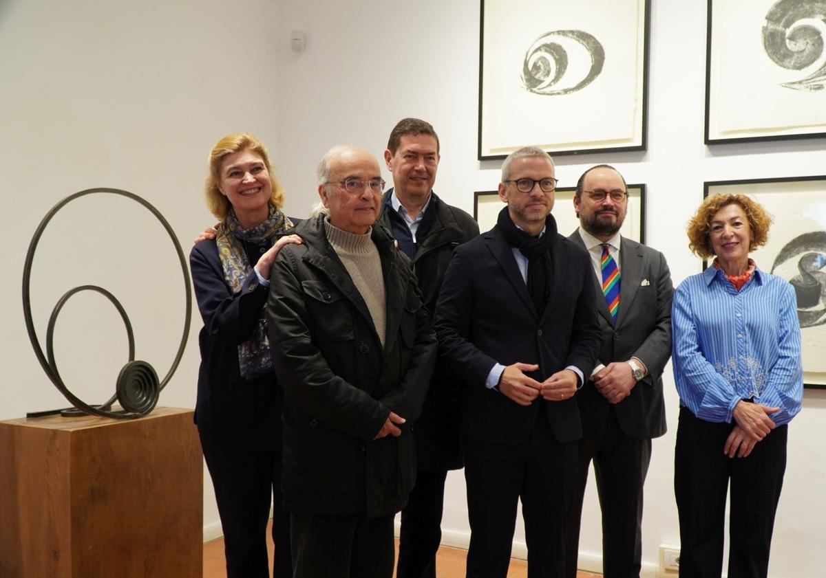 Imagen principal - Dos imágenes de la presentación de la muestra en Roma y el cartel anunciador en la sede del Instituto Cervantes, en la Piazza Navona de Roma.