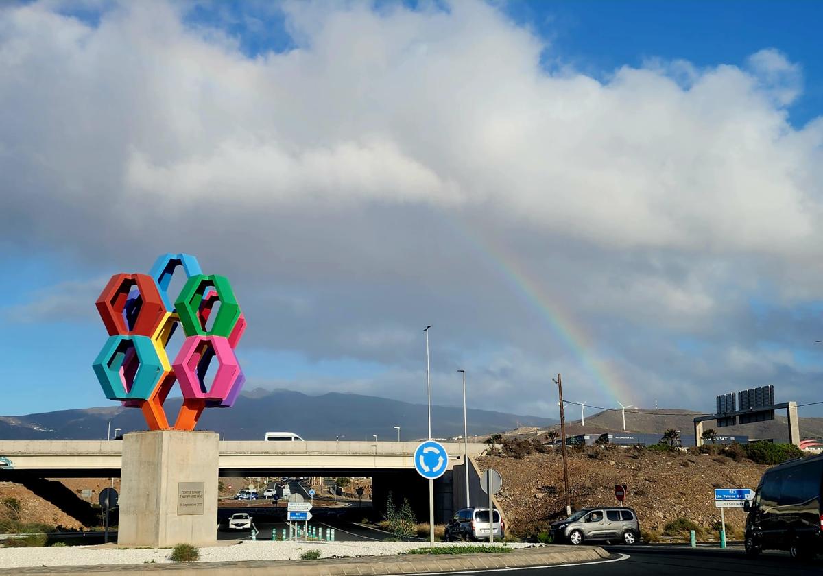 Nubes, claros y arcoiris al este de Gran Canaria.