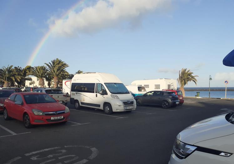 Caravanas en el estacionamiento de Los Charcos.