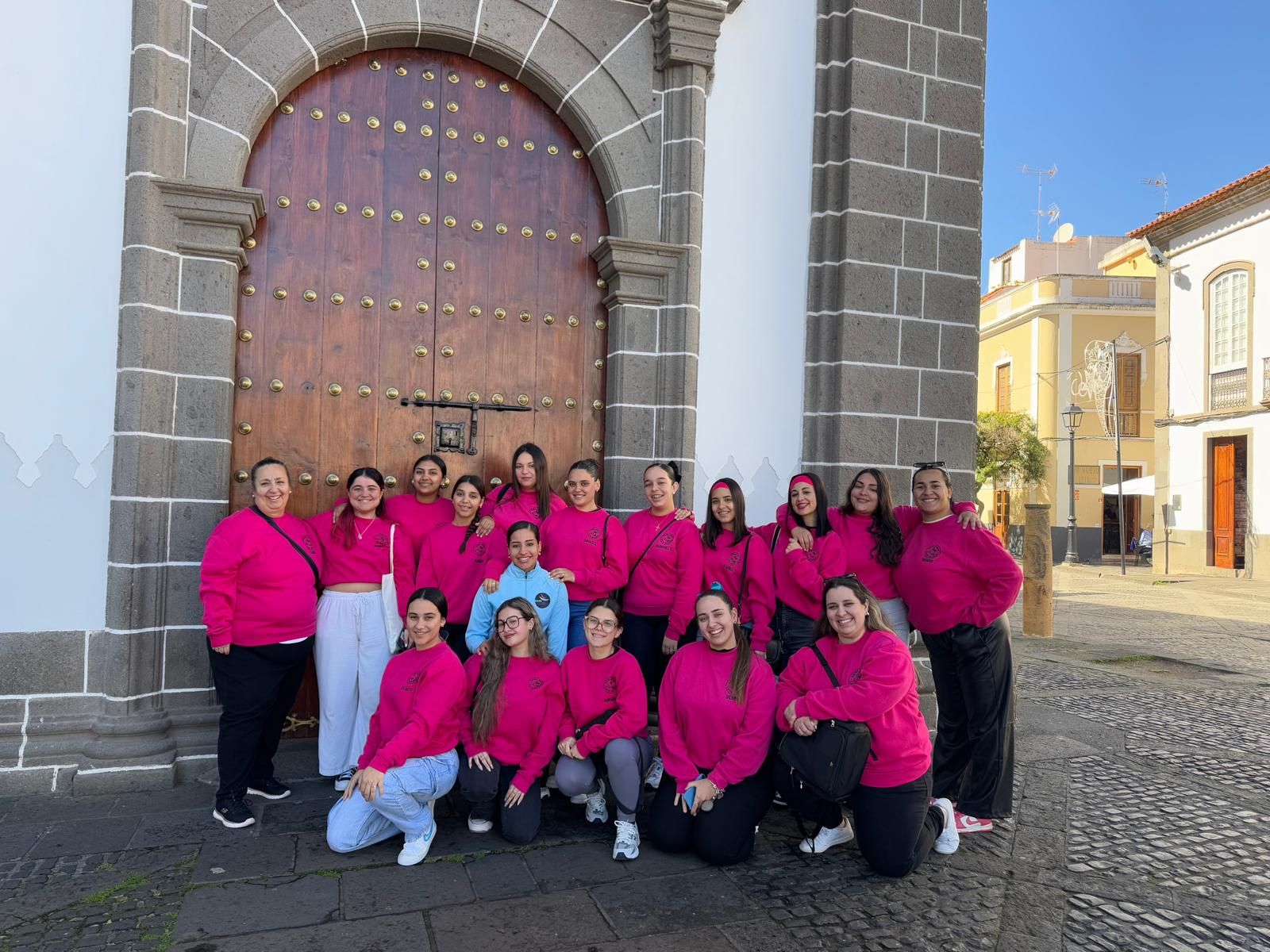 Integrantes de Cayo Mambí, tras la ofrenda llevada a la Virgen del Pino, en Teror.