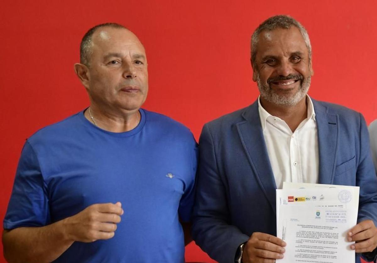 Felipe Pérez, de UxGC, junto al alcalde socialista de Guía, Alfredo Gonçalves (derecha).