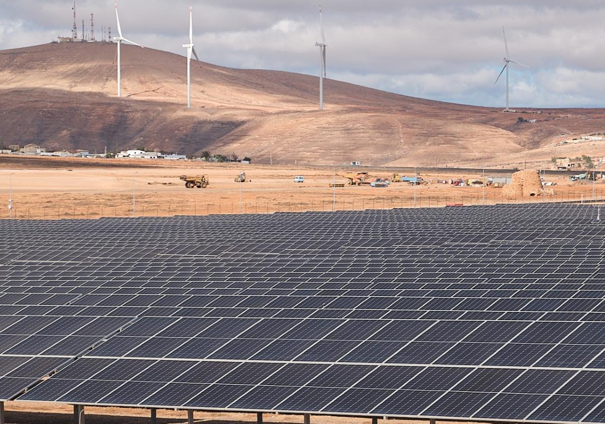 Placas solares y aerogeneradores en los alrededores de Puerto del Rosario.