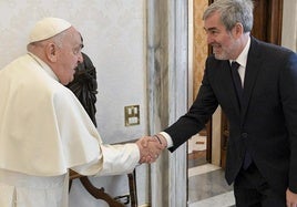 El papa Francisco junto al presidente de Canarias, Fernando Clavijo, en el Vaticano en enero del año pasado.