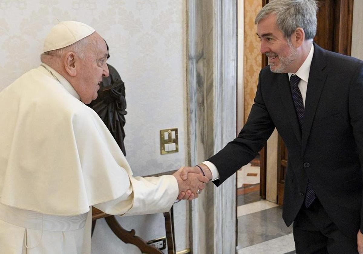 El papa Francisco junto al presidente de Canarias, Fernando Clavijo, en el Vaticano en enero del año pasado.