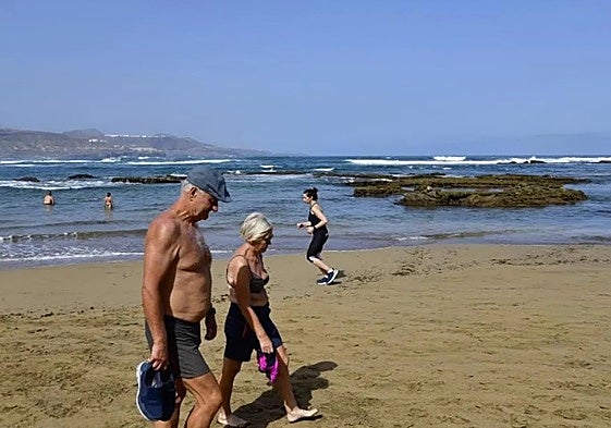 Imagen de archivo de turistas paseando por la playa de Las Canteras.