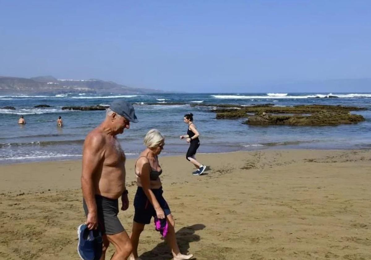 Imagen de archivo de turistas paseando por la playa de Las Canteras.