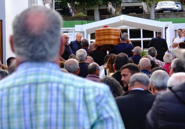 Multitudinario entierro de la víctima, este viernes por la tarde.