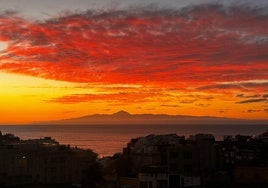 Atardecer en Sardina del Norte, en Gran Canaria, con la silueta de Tenerife al fondo.