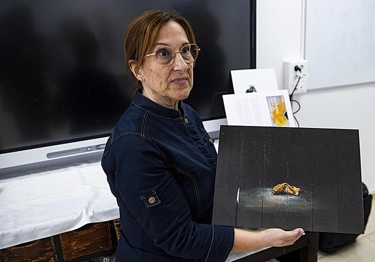 Fuensanta Barrera muestra una de las obras de la colección del CAAM que ha inspirado a los alumnos.