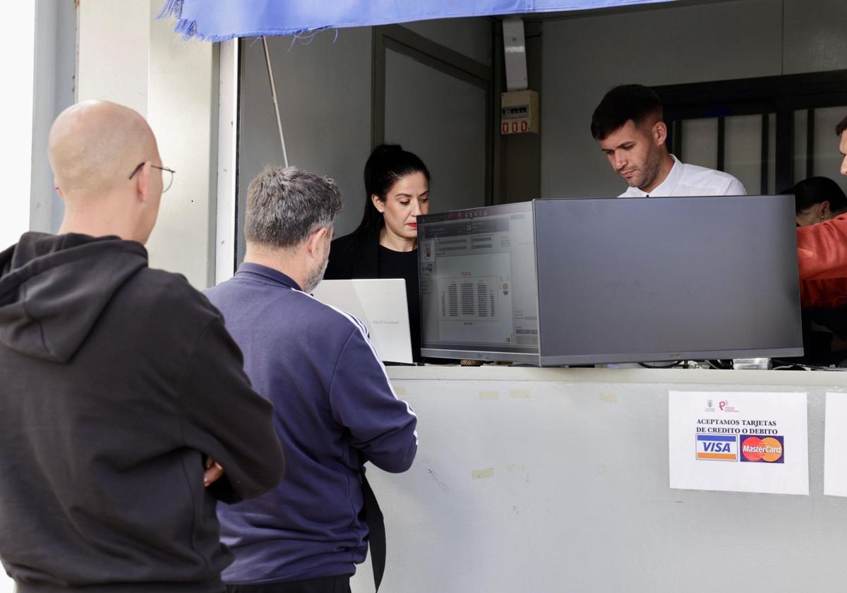 Punto de venta de entradas para la gala de la reina.