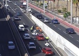 Imagen del accidente que involucró a un motorista en la GC-1, altura Las Alcaravaneras.