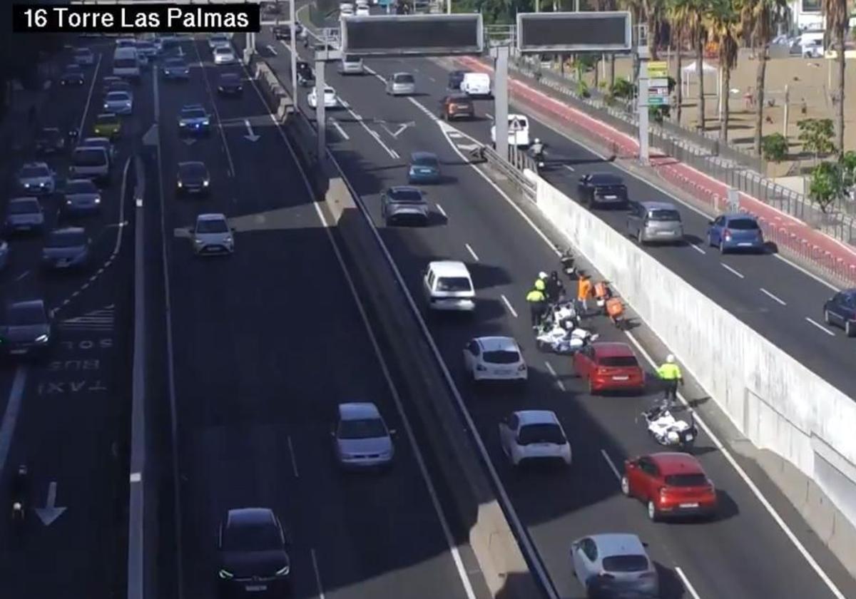 Imagen del accidente que involucró a un motorista en la GC-1, altura Las Alcaravaneras.