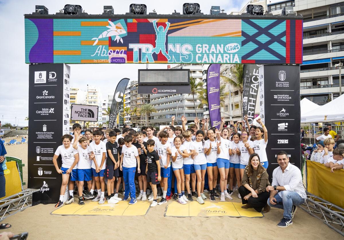 Niñas y niños disfrutan de la Transgrancanaria Kids Abora by Lopesan Hotels