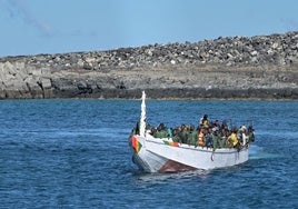 Imagen de archivo de la llegada de un cayuco al puerto de La Restinga, en El Hierro, en junio del año pasado.