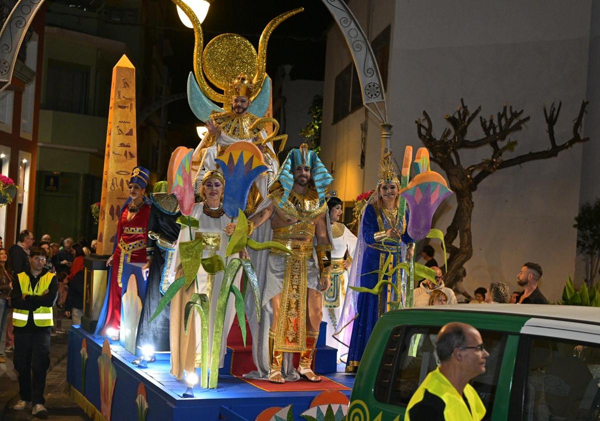 Imagen principal - El carnaval de Gáldar arranca con un pregón lleno de anécdotas y espectáculo