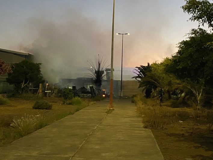 Imagen del incendio de este sábado en un solar del Polígono Industrial de Arinaga.