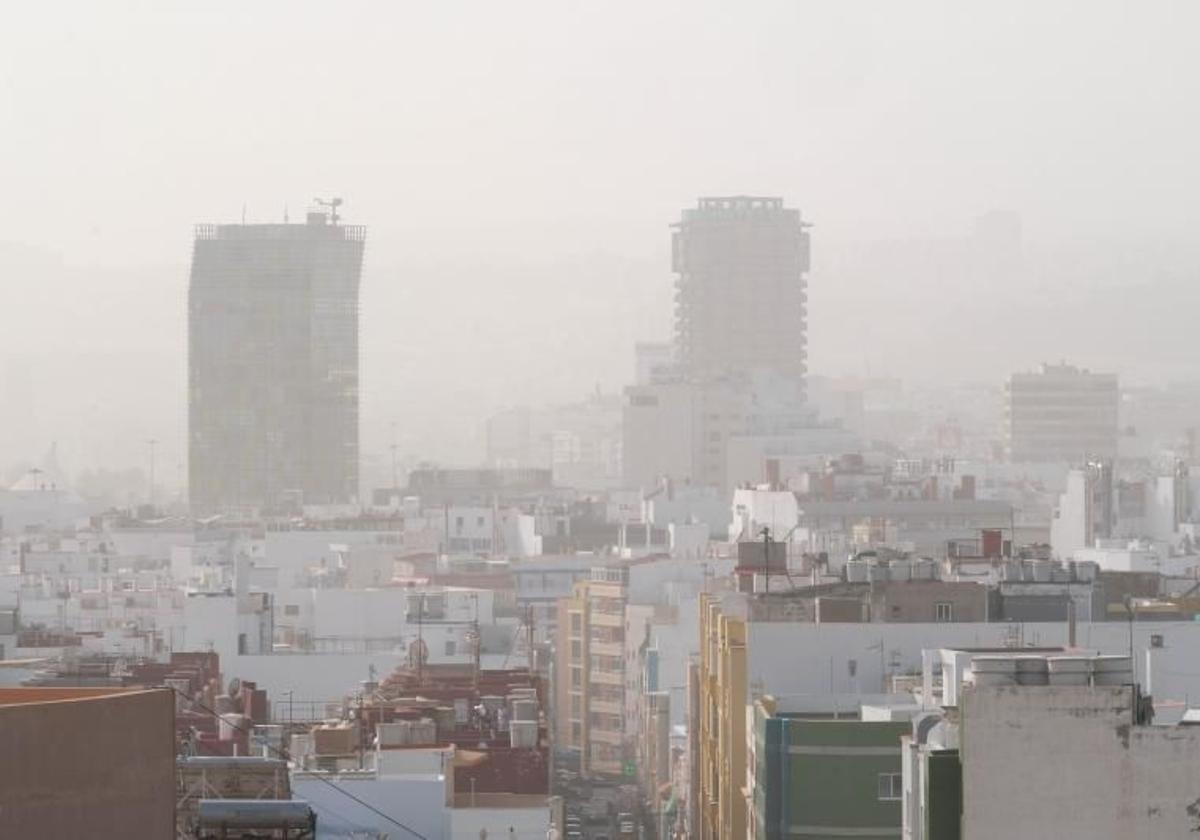 Foto de archivo de calima en la capital grancanaria.