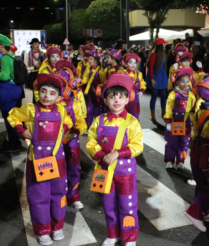 Imagen secundaria 2 - Cientos de personas se unen a la algarabía del desfile inaugural del carnaval de Agüimes