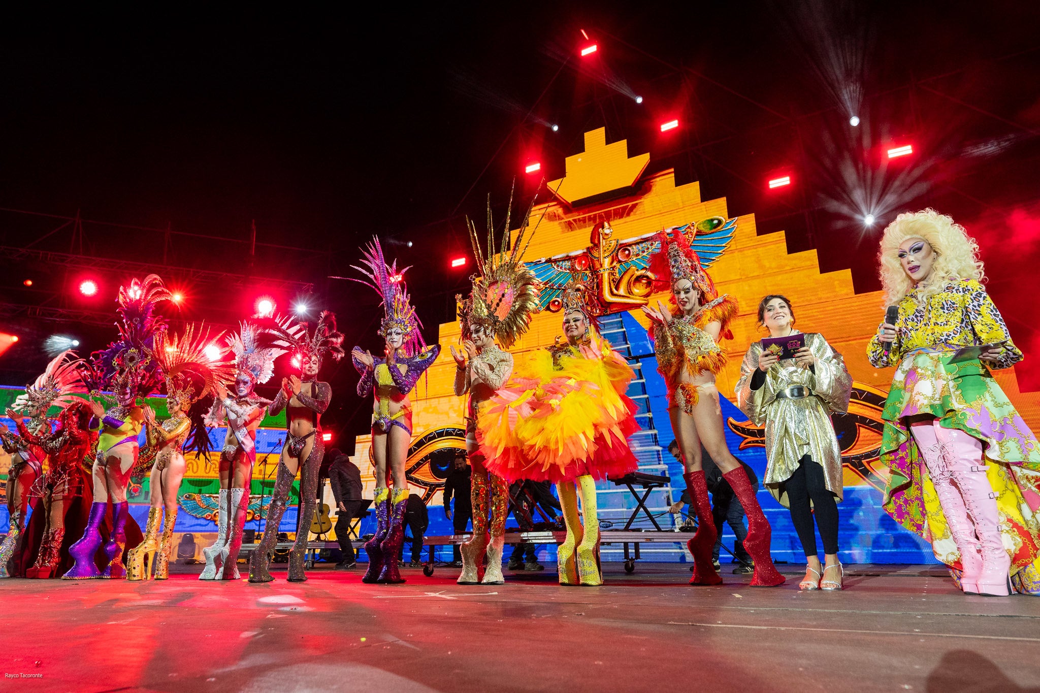 Magia, humor y tacones lejanos en la gala drag de Gáldar