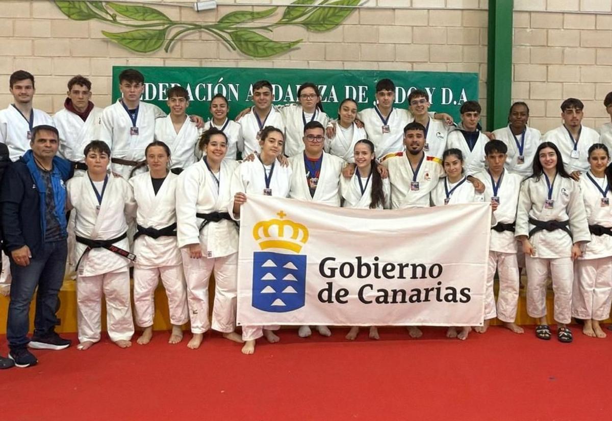 Los integrantes de la selección de Canarias que acudieron a este evento posan durante su participación en el mismo.