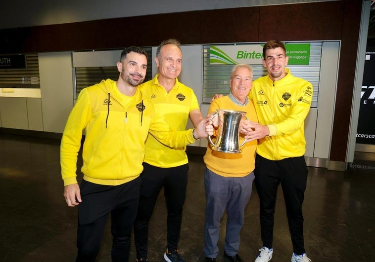 Los capitanes, junto al míster y el presidente, alzando la Copa del Rey.