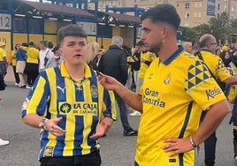 Aficionado criticando el uso de otras camisetas en el estadio.