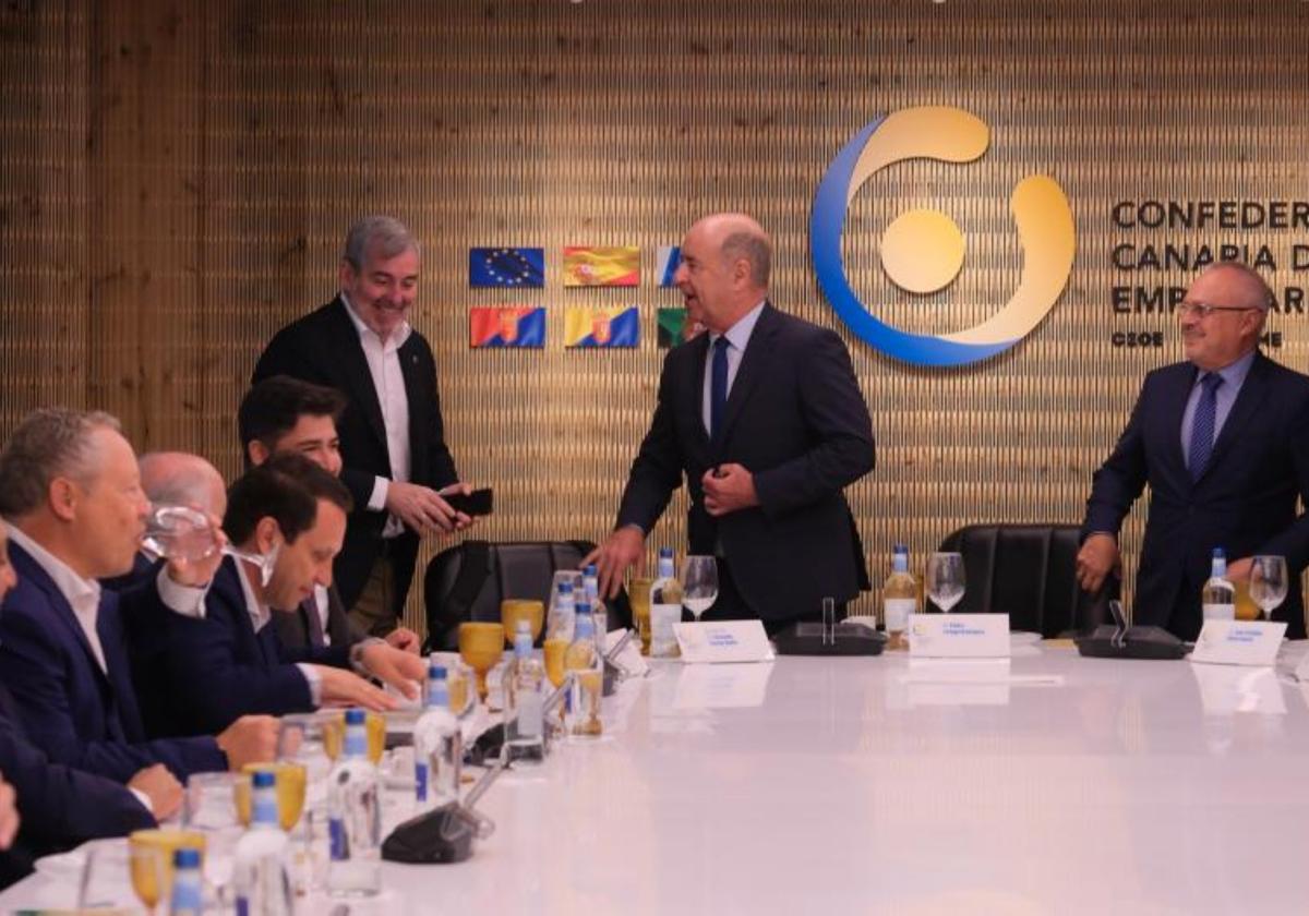 El presidente y el vicepresidente de la CCE, Pedro Ortega y José Cristóbal Garcia, junto al presidente Clavijo en una reunión con el comité ejecutivo.