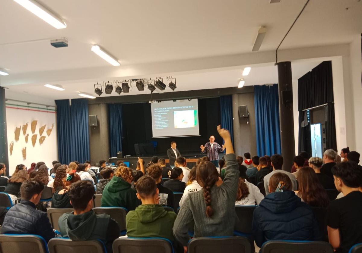 Los alumnos del IES Guía, durante su turno de preguntas.