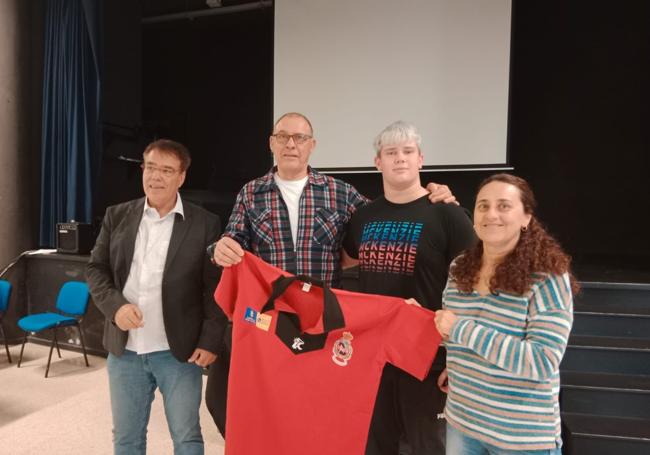 Entrega de la camisa de brega del Juan Ramón Jiménez en el IES Guía.