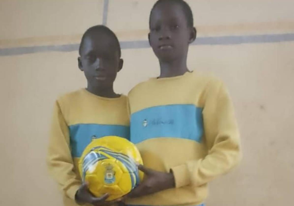 Niños en Guinea Ecuatorial con el material deportivo enviado por el club.