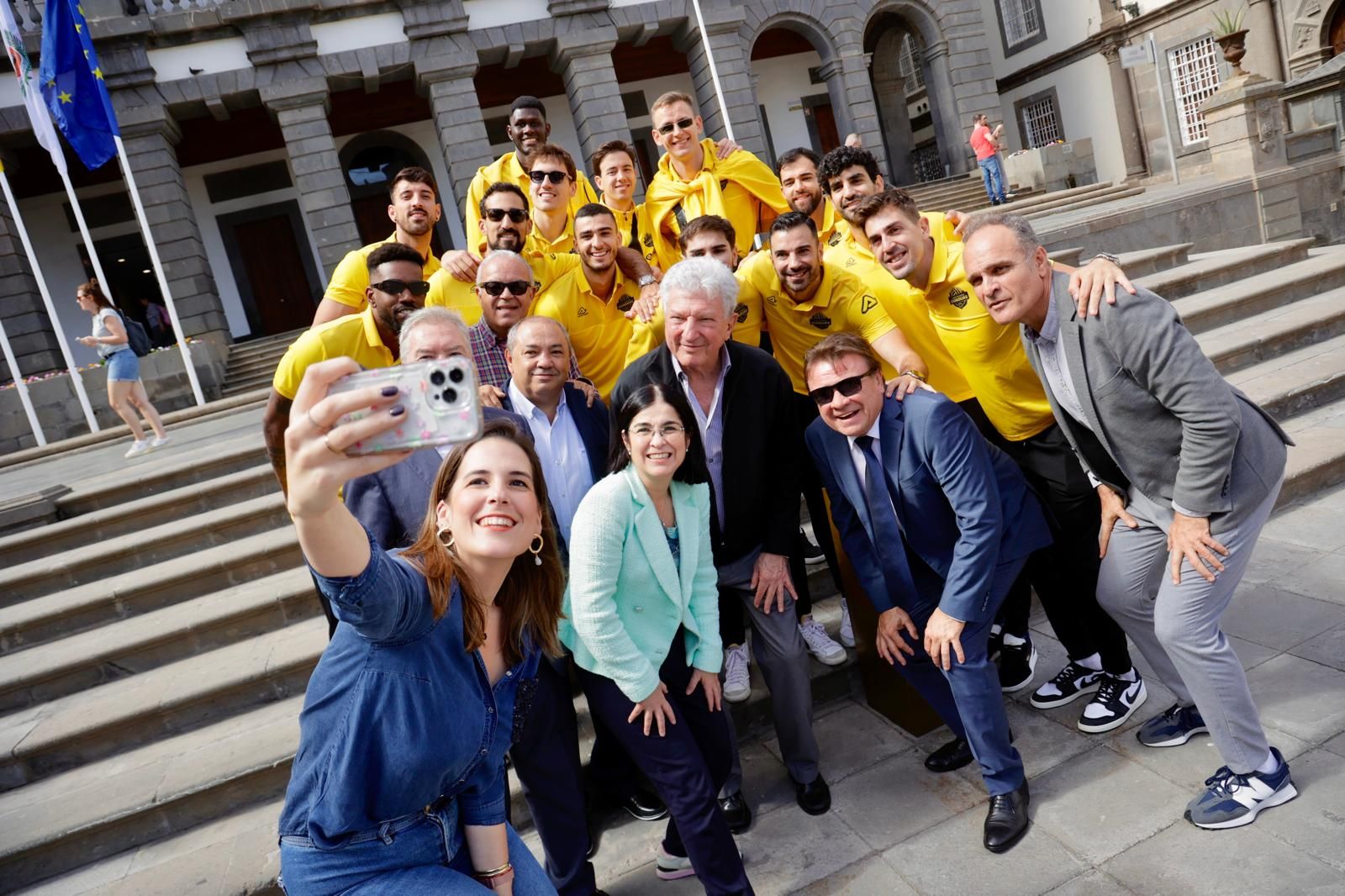 El Guaguas exhibe su copa en las instituciones grancanarias