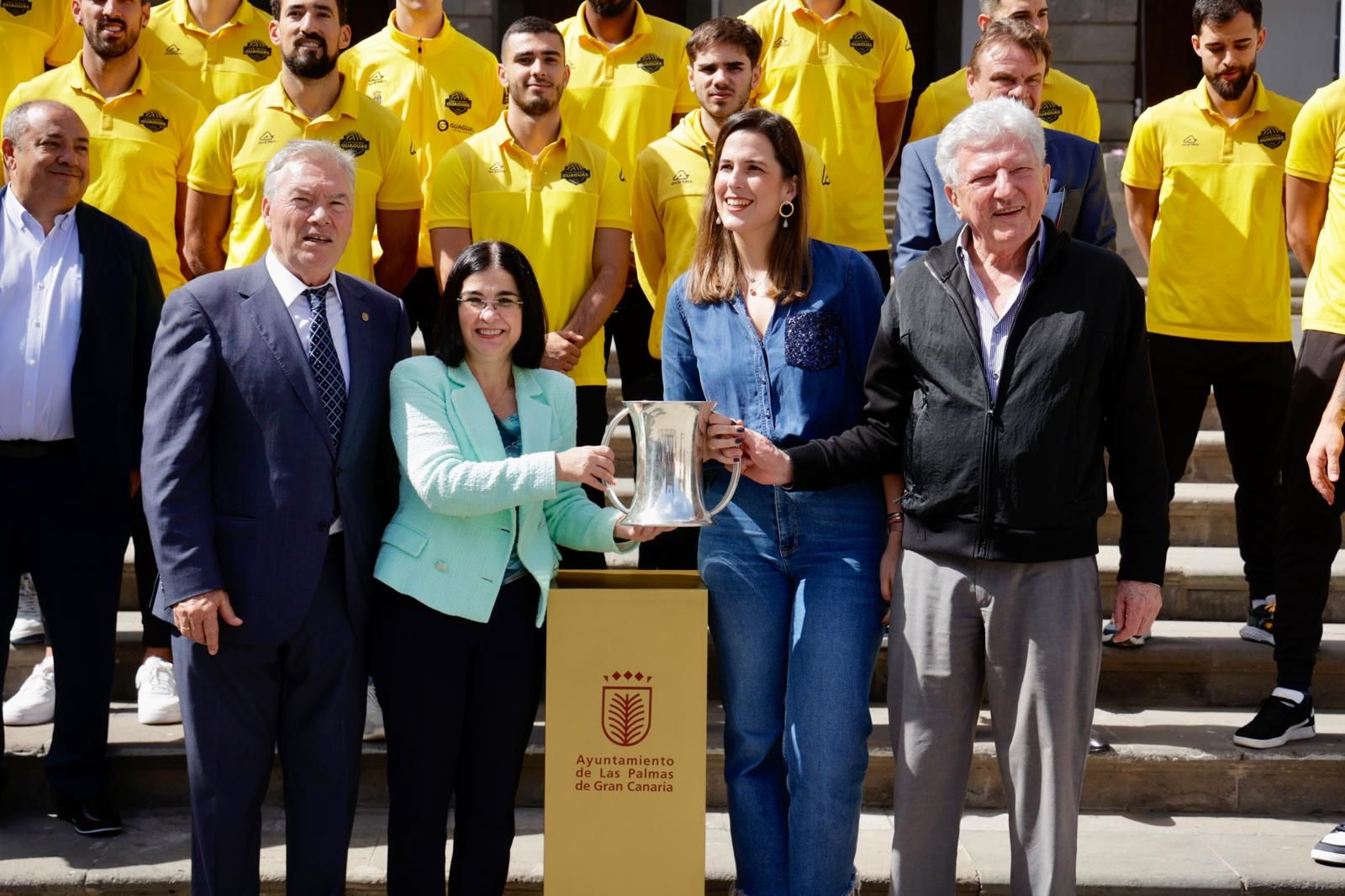 El Guaguas exhibe su copa en las instituciones grancanarias