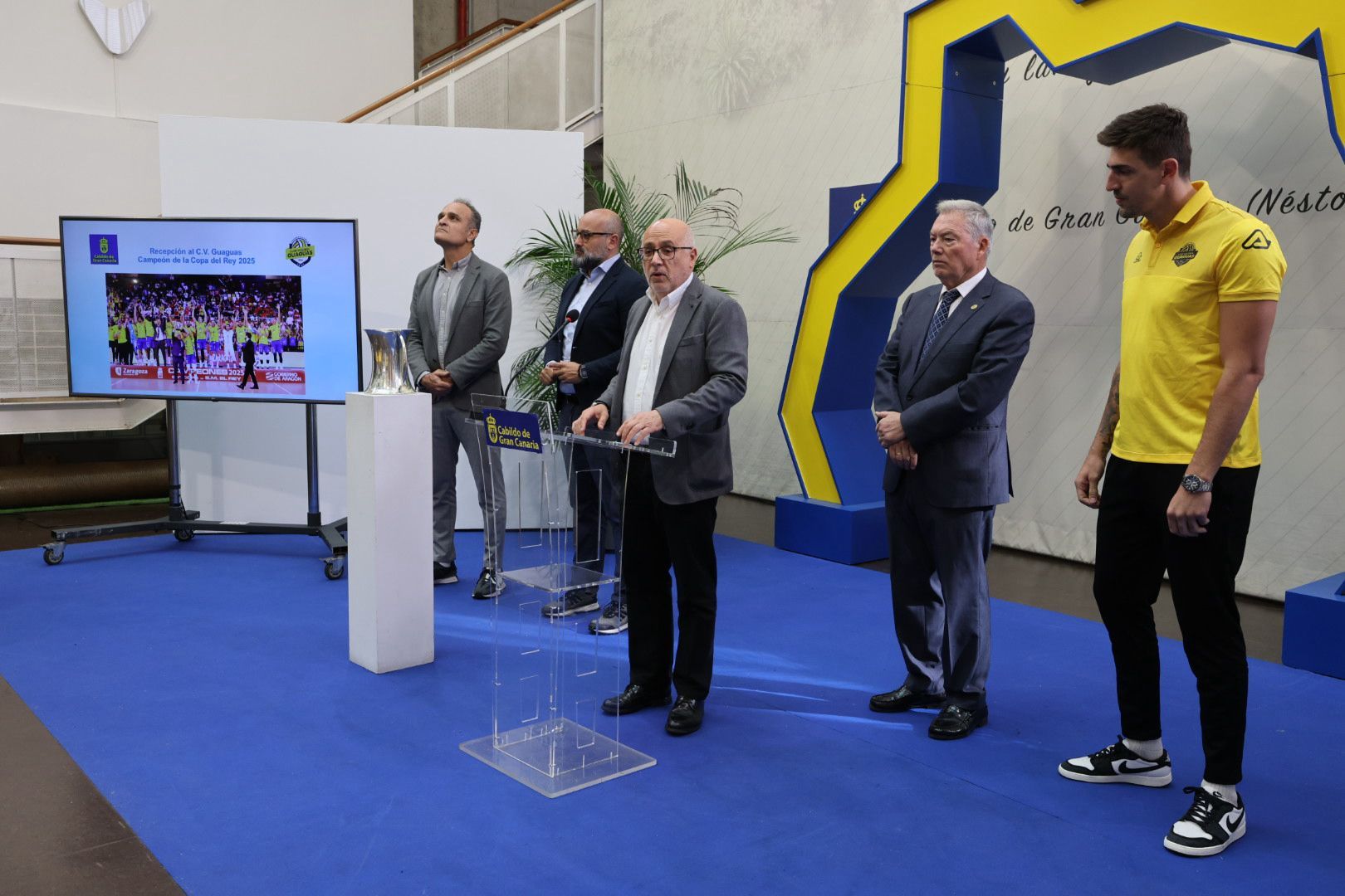 El Guaguas exhibe su copa en las instituciones grancanarias