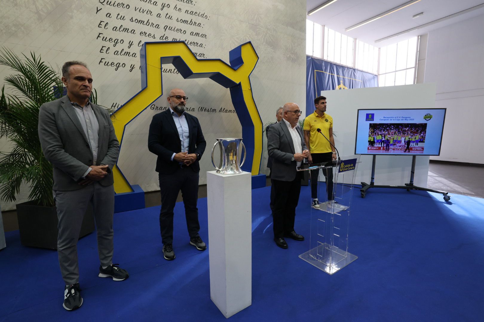 El Guaguas exhibe su copa en las instituciones grancanarias